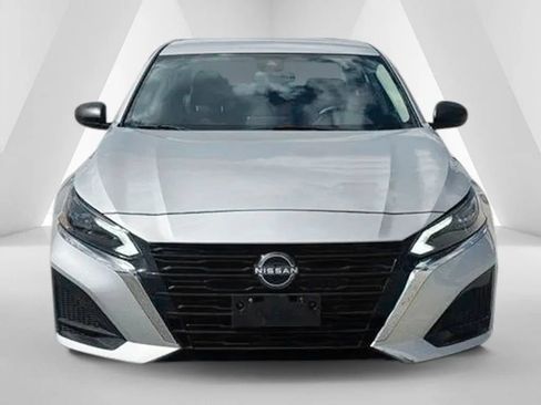 Used 2024 Nissan Altima 2.5 SV FWD image 2