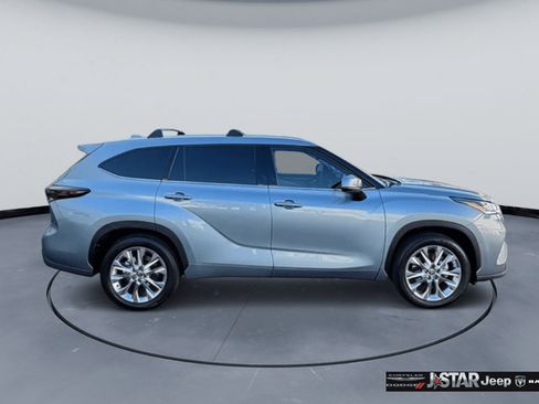 Used 2024 Toyota Highlander Limited FWD image 4