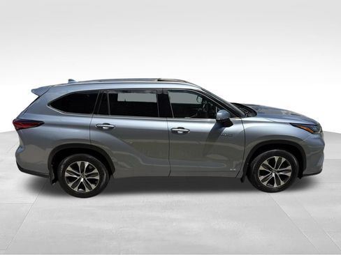 Used 2021 Toyota Highlander XLE AWD/4WD image 4