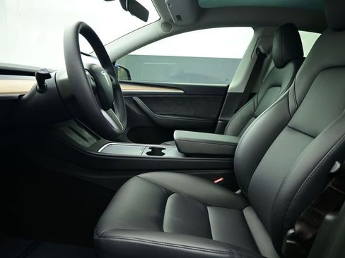 Used 2025 Tesla Model Y Long Range image 45