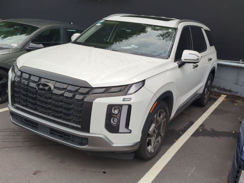 Used 2023 Hyundai Palisade Limited FWD image 2