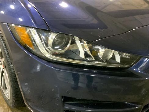 Used 2017 Jaguar XE Premium image 27