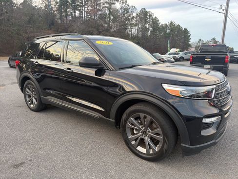 Used 2021 Ford Explorer XLT w/ Equipment Group 202A image 3
