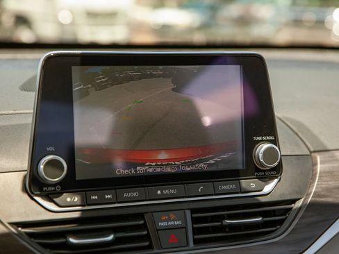 Used 2025 Nissan Altima 2.5 SV FWD image 15