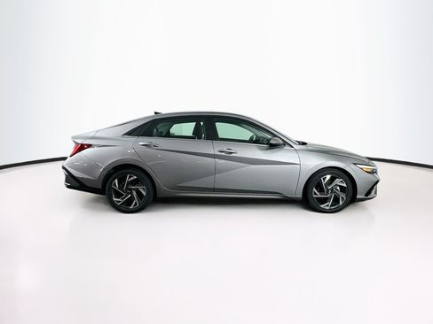 Used 2025 Hyundai Elantra Limited FWD image 10