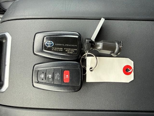 Used 2020 Toyota Highlander XLE AWD/4WD image 41