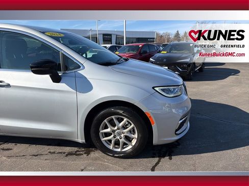 Used 2024 Chrysler Pacifica Touring-L FWD image 15