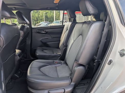 Used 2023 Toyota Highlander XSE FWD image 27