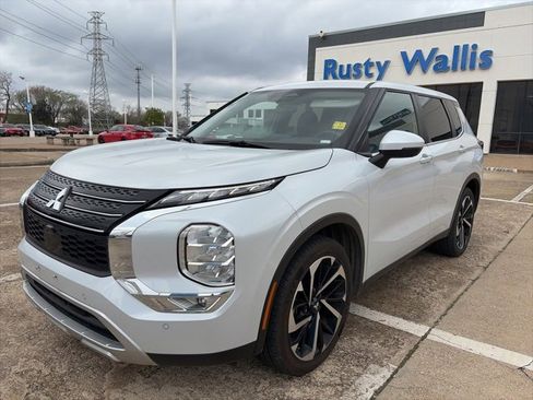 Used 2024 Mitsubishi Outlander SE image 2