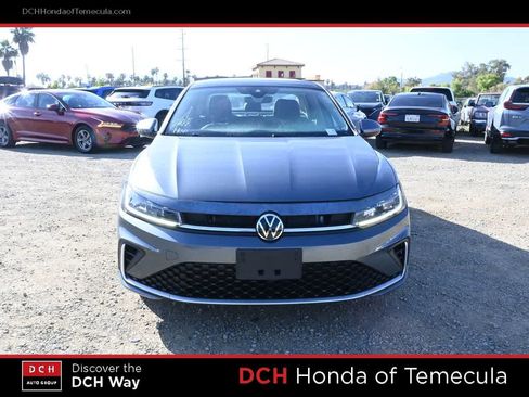 Used 2025 Volkswagen Jetta SE FWD image 2