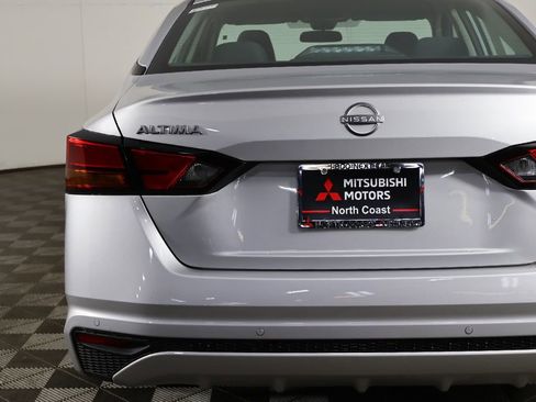 Used 2025 Nissan Altima 2.5 SV FWD image 11