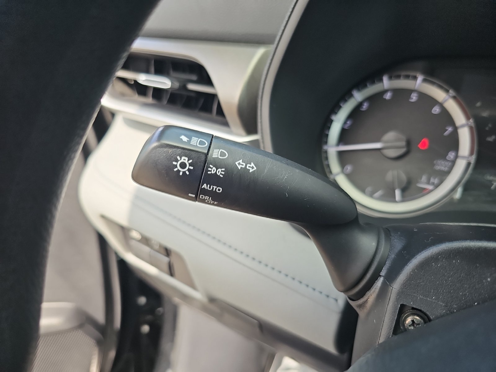 Used 2023 Toyota Highlander L FWD image 20