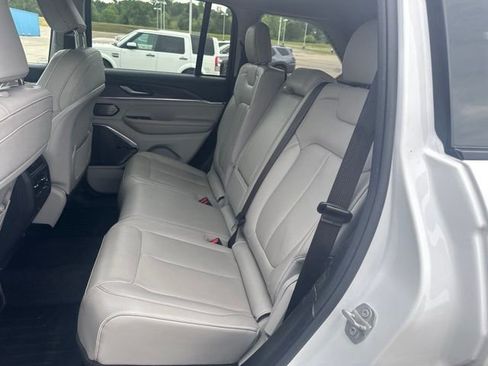 Used 2022 Jeep Grand Cherokee Overland RWD image 16