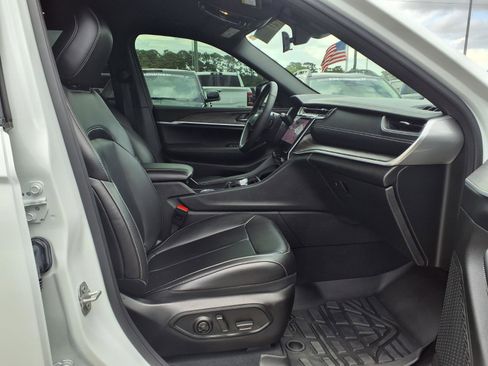 Used 2025 Jeep Grand Cherokee L Limited RWD image 7