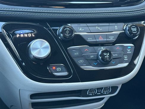 Used 2024 Chrysler Pacifica Select image 26