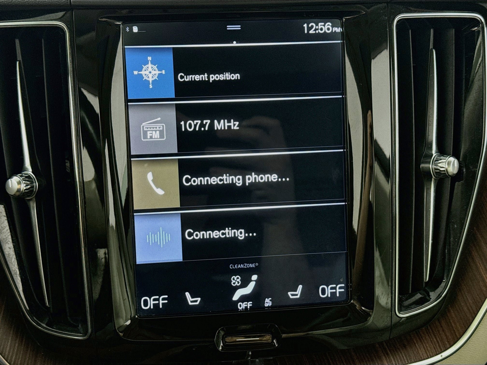 Used 2019 Volvo XC60 T5 Momentum w/ Multimedia Package AWD/4WD image 18