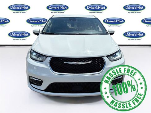 Used 2023 Chrysler Pacifica Touring-L FWD image 2