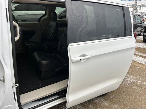 Certified 2023 Chrysler Pacifica Touring-L image 9