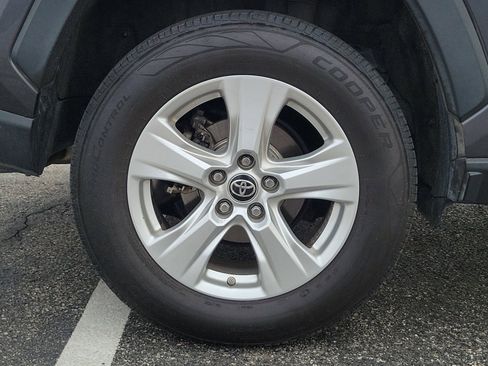 Used 2021 Toyota RAV4 LE AWD/4WD image 5