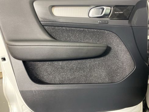 Used 2019 Volvo XC40 T5 Momentum image 24