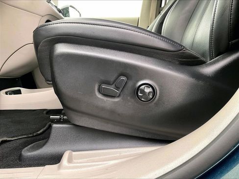 Used 2024 Chrysler Pacifica Touring-L image 28