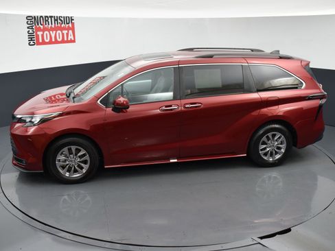 Used 2025 Toyota Sienna XLE FWD image 22
