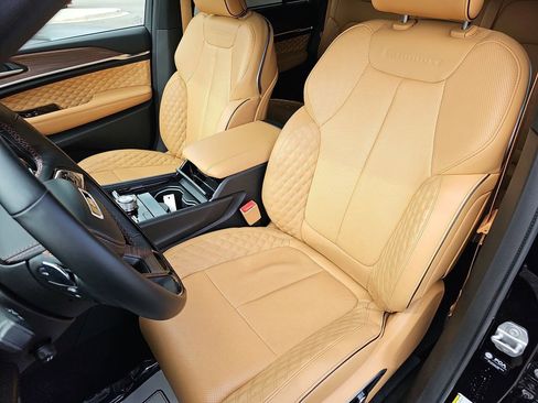 Used 2023 Jeep Grand Cherokee Summit w/ Luxury Tech Group V image 19