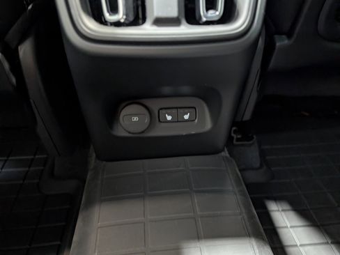 Used 2024 Volvo XC40 B5 Ultimate w/ Protection Package Premier image 11