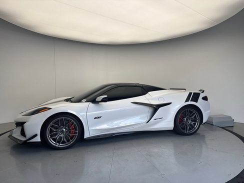 Used 2023 Chevrolet Corvette Z06 RWD image 2