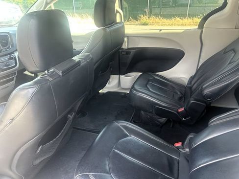Used 2017 Chrysler Pacifica Touring-L FWD image 29