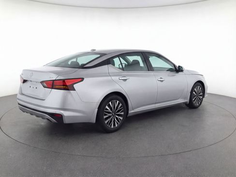 Used 2024 Nissan Altima 2.5 SV FWD image 9