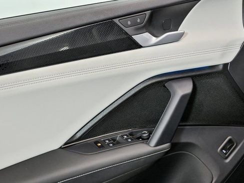 Used 2025 Volkswagen Tiguan SE w/ Panoramic Sunroof Package image 9