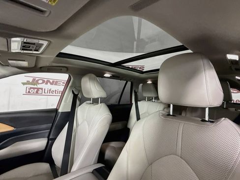 Certified 2024 Toyota Grand Highlander AWD image 11