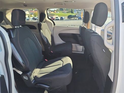 Used 2020 Chrysler Pacifica Touring image 10
