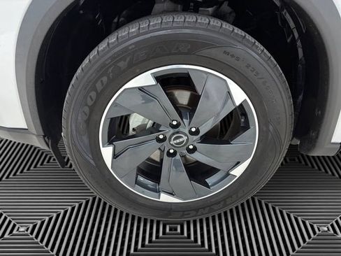 Used 2024 Nissan Rogue SV w/ SV Premium Package AWD/4WD image 9