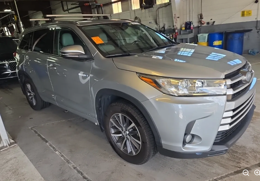 Used 2017 Toyota Highlander XLE w/ Carpet Mat Package AWD/4WD image 4