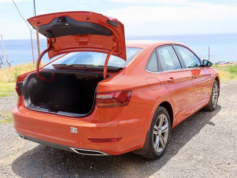 Used 2019 Volkswagen Jetta R-Line w/ R-Line Cold Weather Package FWD image 9