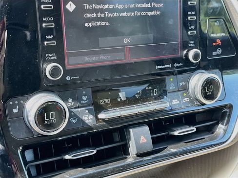 Used 2020 Toyota Highlander XLE FWD image 16