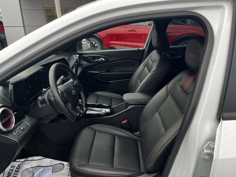 Used 2025 Chevrolet Trax RS w/ Sunroof Package image 12