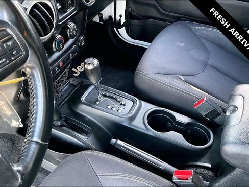 Used 2018 Jeep Wrangler Unlimited Sahara w/ Connectivity Group AWD/4WD image 8