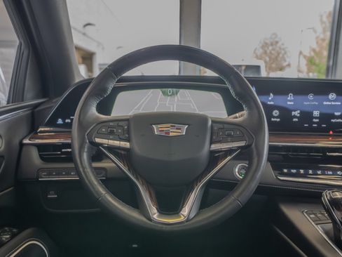 Used 2023 Cadillac Escalade Premium Luxury AWD/4WD image 9