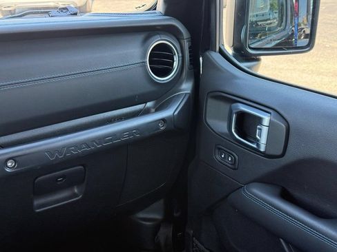 Used 2022 Jeep Wrangler Unlimited Rubicon 4xe w/ Cold Weather Group AWD/4WD image 12