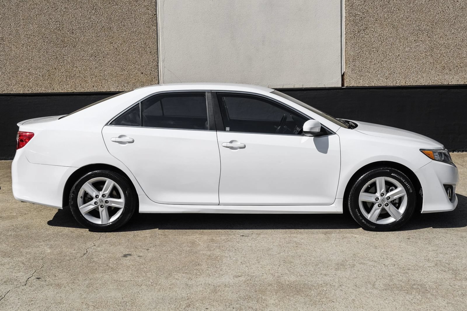 Used 2014 Toyota Camry SE FWD image 6
