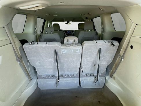 Used 2020 Chrysler Voyager LX image 24