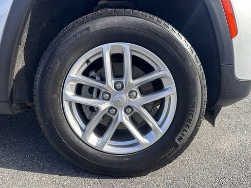 Used 2024 Jeep Grand Cherokee Laredo X image 7