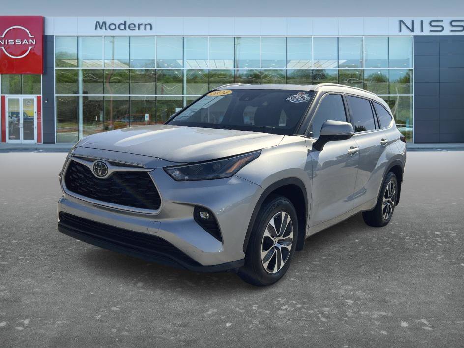 Used 2024 Toyota Highlander XLE FWD image 1