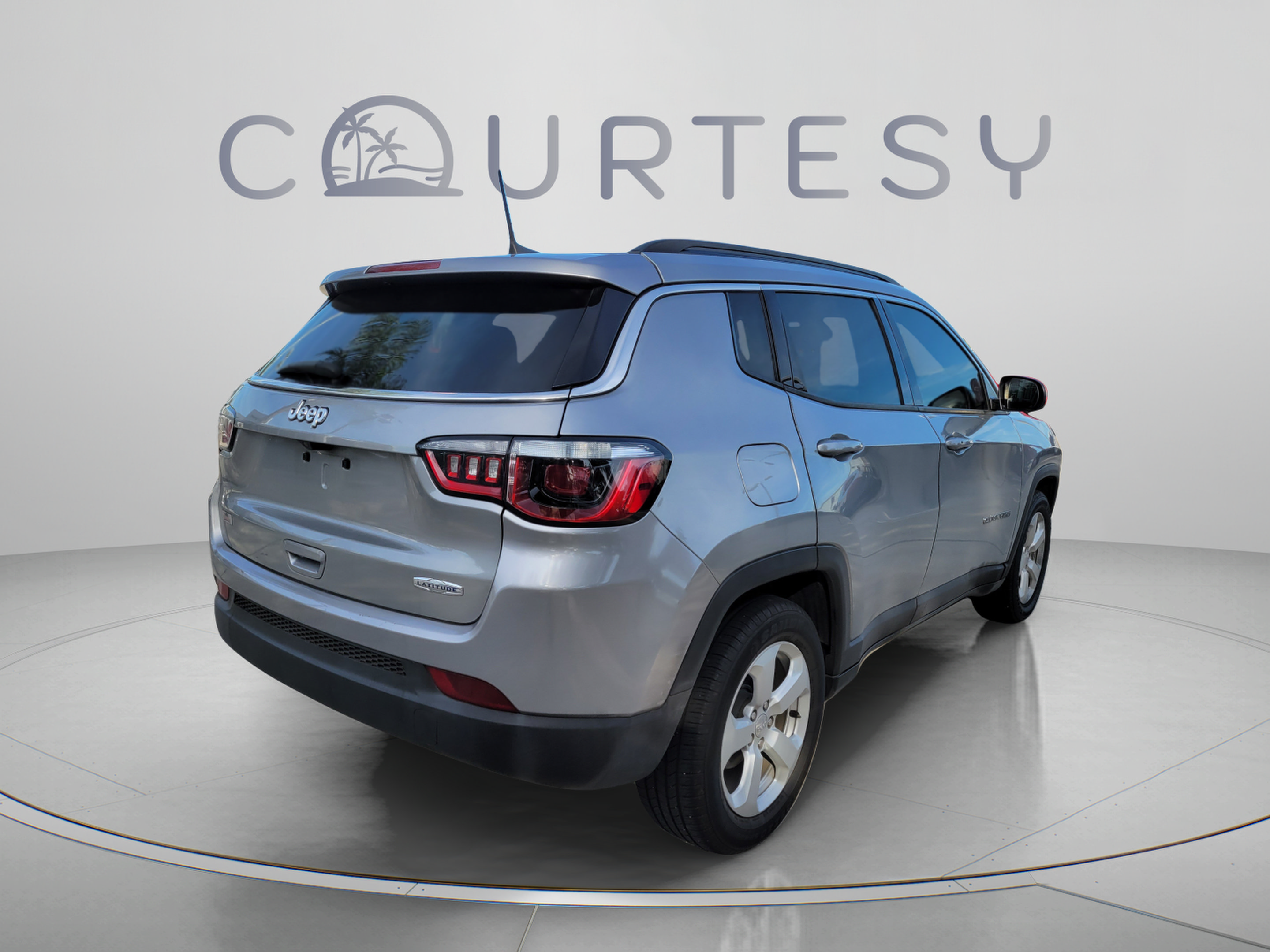 Used 2019 Jeep Compass Latitude FWD image 3