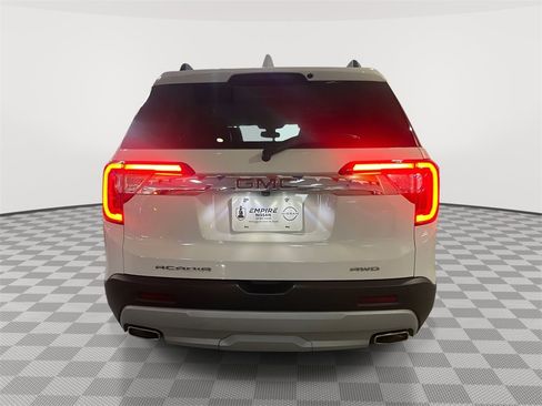 Used 2023 GMC Acadia SLT w/ Preferred Package image 4