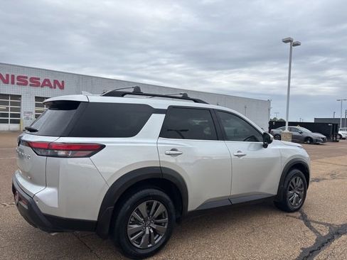 Used 2024 Nissan Pathfinder SV image 4