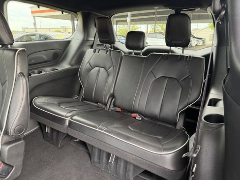 Used 2025 Chrysler Pacifica Limited FWD image 34